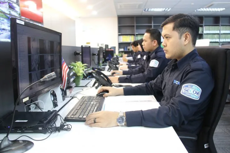 secom-malaysia-central-monitoring-system-operator SECOM Malaysia operator monitoring alarm signals at the Central Monitoring System control room